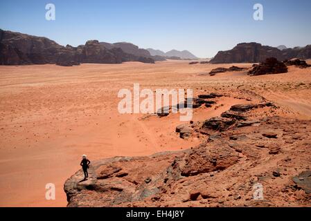 Giordania, Wadi Rum desert, area protetta elencati come patrimonio mondiale dall' UNESCO, il deserto di sabbia e rocce, Jebel Khazali area Foto Stock