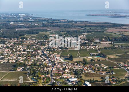Francia, Gironde, Cussac Fort Medoc, il villaggio e le Haut Medoc vigneti prima del fiume Gironda (vista aerea) Foto Stock