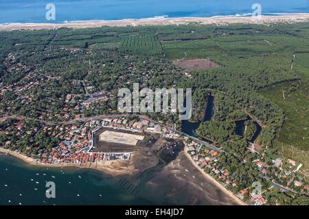 Francia, Gironde, Lege Cap Ferret, Piraillan, la località balneare sul Bassin d'Arcachon e la foresta di pini (vista aerea) Foto Stock