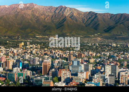 Vista panoramica della città di Santiago del Cile e Los Andes mountain range Foto Stock