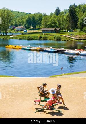 Francia, Haute Vienne, Vassiviere lago, Auphelle, giovani bambini che giocano su un lago in estate Foto Stock