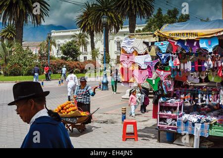 Ecuador, Imbabura, Otavalo, scene di strada sul giorno di mercato di Otavalo Foto Stock