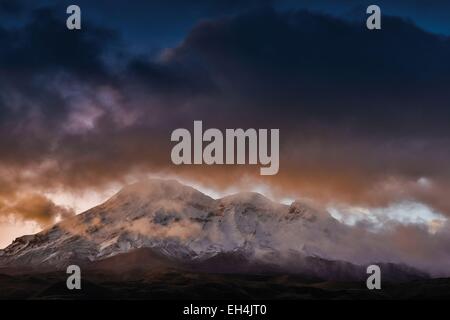 Ecuador, Chimborazo, Riserva Naturale del Chimborazo, visualizzare il crepuscolo del snow-capped Vulcano Chimborazo Foto Stock