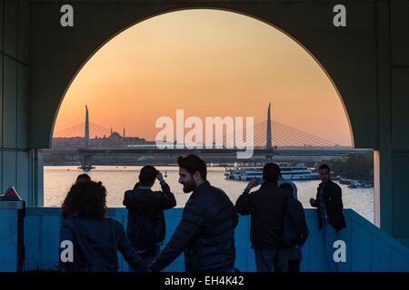 Turchia, Istanbul, il ponte Galata, giovani godendo del tramonto dal ponte Galata Foto Stock
