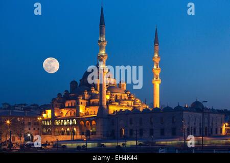 Turchia, Istanbul, centro storico elencati come patrimonio mondiale dall' UNESCO, Eminönü district, La Yeni Cami (Nuova Moschea), vista notturna della moschea informati Yeni un giorno di luna piena Foto Stock