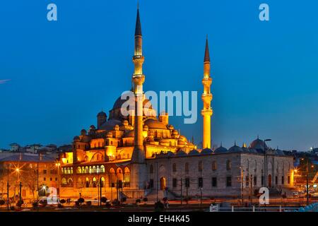 Turchia, Istanbul, centro storico elencati come patrimonio mondiale dall' UNESCO, Eminönü district, La Yeni Cami (Nuova Moschea), vista notturna della moschea informati Yeni Foto Stock