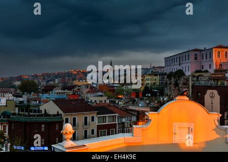 Turchia, Istanbul, centro storico elencati come patrimonio mondiale dall' UNESCO, Sultanahmet, la veduta urbana dello skyline della città di Alba sotto un culto tempestoso Foto Stock