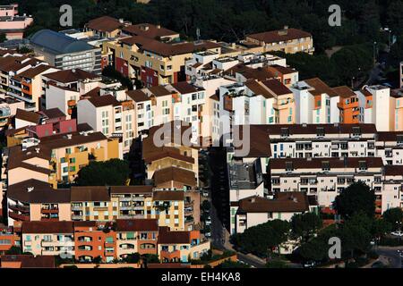 Francia, Alpes Maritimes, Valbonne Sophia Antipolis, Garbejaire, vista aerea degli edifici in una zona residenziale Foto Stock