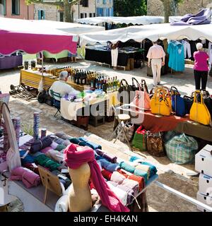 Francia, Alpes Maritimes, Valbonne, mercato provenzale in estate Foto Stock