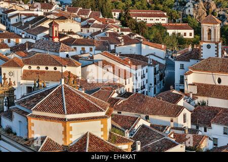 Spagna, Andalusia, Cadix, Grazalema, Mediterraneo villaggio bianco di sunrise Foto Stock