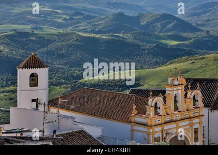 Spagna, Andalusia, Cadix, Zahara de la Sierra, schiacciante viste sui tetti della chiesa e la campagna circostante Foto Stock