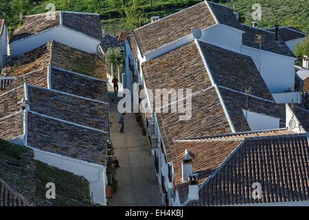 Spagna, Andalusia, Cadix, Zahara de la Sierra, schiacciante viste sui tetti del borgo e la campagna circostante Foto Stock
