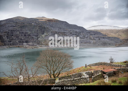 Padarn Lake, il vecchio Dinorwig lavorazioni di ardesia e il moderno pompato sviluppo di storage con innevate montagne di Snowdonia. Foto Stock