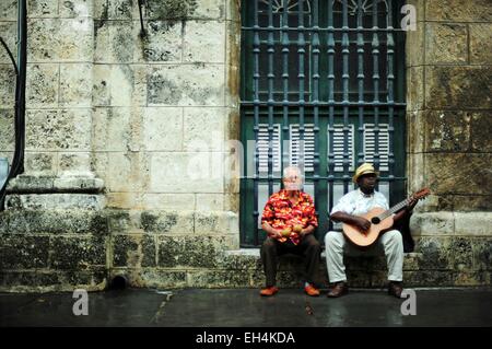 Cuba, La Habana, due musicisti di suonare in strada Foto Stock