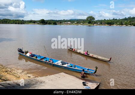 Repubblica di Suriname, due piroghe sul fiume Lawa diventando a valle del fiume Maroni, sulla sponda opposta Papaïchton villaggio in Guiana francese Foto Stock