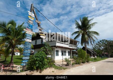 Francia, Guiana francese, Parc Amazonien de Guyane (Guiana Parco amazzonico), Grand Santi, segni di avvertenza indicante le città francesi e la costruzione della Gendarmeria Nazionale Foto Stock