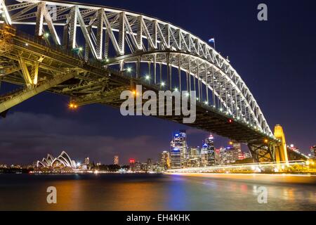 Australia, Nuovo Galles del Sud, Sydney Harbour Bridge e la Opera House di Sydney dall'architetto Jørn Utzon elencati come patrimonio mondiale dall' UNESCO Foto Stock