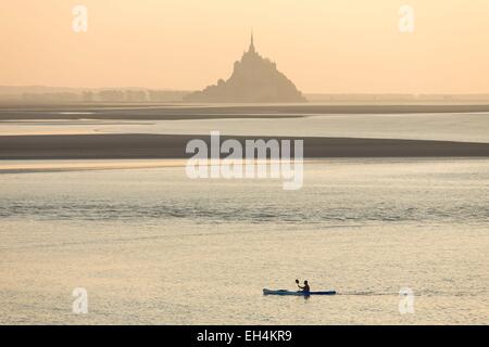 Francia, Manche, baia di Mont Saint Michel, classificato come patrimonio mondiale dall'UNESCO, una kayakists cavalcare l'onda Mascaret durante l'autunno alta marea e Tombelaine isolotto in background Foto Stock