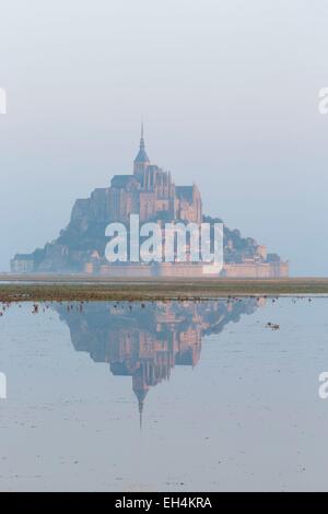 Francia, Manche, baia di Mont Saint Michel, classificato come patrimonio mondiale dall UNESCO, Mont Saint Michel a marea alta Foto Stock