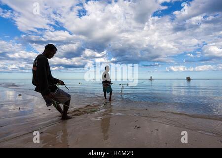 Madagascar, Atsimo Andrefana regione, Ifaty, villaggio di pescatori Vezo gruppo etnico, net pesca sulla spiaggia di Mangily Foto Stock