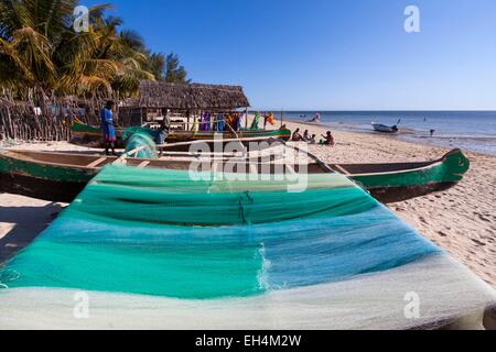 Madagascar, Atsimo Andrefana regione, Ifaty, villaggio di pescatori Vezo gruppo etnico, rete da pesca sulla spiaggia di Mangily Foto Stock