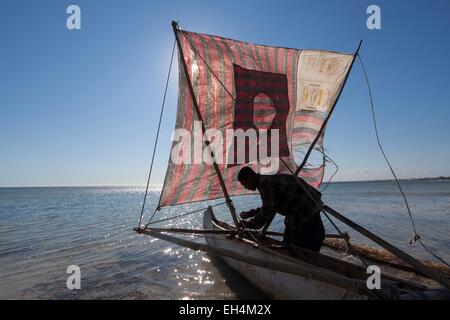 Madagascar, Atsimo Andrefana regione, Ifaty, villaggio di pescatori Vezo gruppo etnico, fisherman preparando la sua barca sulla spiaggia di Mangily Foto Stock