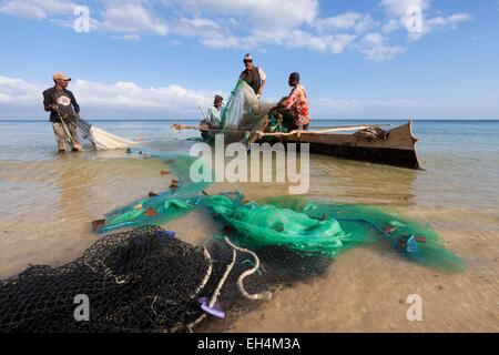 Madagascar, Atsimo Andrefana regione, Ifaty, villaggio di pescatori Vezo gruppo etnico, net pesca sulla spiaggia di Mangily Foto Stock