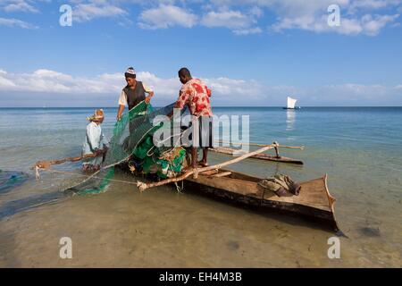 Madagascar, Atsimo Andrefana regione, Ifaty, villaggio di pescatori Vezo gruppo etnico, net pesca sulla spiaggia di Mangily Foto Stock