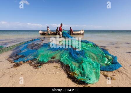 Madagascar, Atsimo Andrefana regione, Ifaty, villaggio di pescatori Vezo gruppo etnico, net pesca sulla spiaggia di Mangily Foto Stock