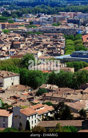 Francia, Gard, Nimes, panoramica della città dal Castellum, alla destra della piazza di arte e di viali e lontano arenas Foto Stock