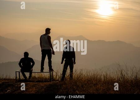 Il Nepal, Gandaki zona, Bandipur, XVIII secolo Newar tradizionale villaggio, il tramonto dal Monte Gurungche Foto Stock