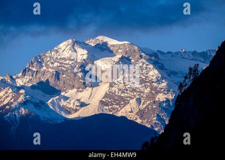 Il Nepal, Gandaki zona, Circuito di Manaslu, tra Goa (Gho) e Tal, gamma Annapurnas dal villaggio di Goa Foto Stock