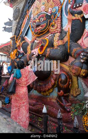 Il Nepal, Kathmandu, Durbar Square, classificato come patrimonio mondiale dall UNESCO, statua di Kala (nero) Bhairab, temibile rappresentazione di Shiva Foto Stock