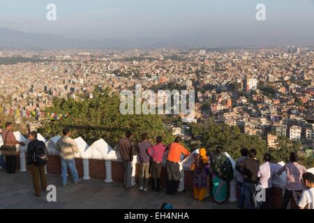 Il Nepal, Kathmandu, elencato come patrimonio mondiale dall'UNESCO, la città visto dalla collina di Swayambhunath Foto Stock