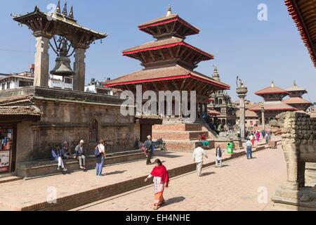 Il Nepal, valle di Kathmandu, Patan Durbar Square, classificato come patrimonio mondiale dall UNESCO, Taleju tempio di campana 1736 e Hari Shankar 1704-1705 Foto Stock
