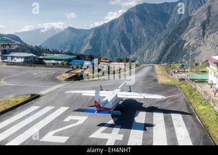 Il Nepal, il Parco Nazionale di Sagarmatha, classificato come patrimonio mondiale dall UNESCO, Solu Khumbu District, Everest regione, Lukla airport Foto Stock