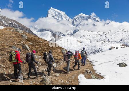 Il Nepal, il Parco Nazionale di Sagarmatha, classificato come patrimonio mondiale dall UNESCO, Solu Khumbu distretto, scalatori attraversando il ghiacciaio Ngozumba Foto Stock