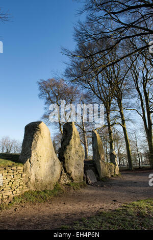 Waylands Smithy. Il neolitico long barrow in inverno a Ashbury. Oxfordshire. In Inghilterra. Foto Stock