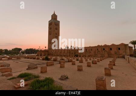 Il Marocco, Alto Atlante, Marrakech città imperiale, medina elencati come patrimonio mondiale dall'UNESCO, la Moschea di Koutoubia, minareto Foto Stock