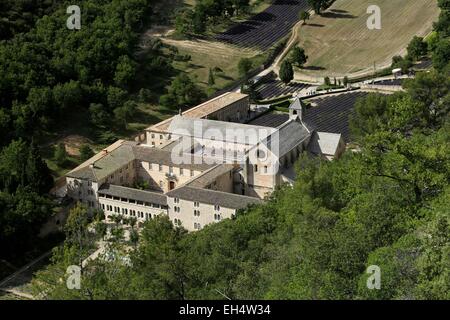 Francia, Vaucluse, Parc Naturel Regional du Luberon (Parco naturale regionale del Luberon), Gordes denominata Les Plus Beaux Villages de France (i più bei villaggi di Francia), la cattedrale di Notre Dame de Senanque Abbazia è un monastero cistercense fondata nel 1148, Foto Stock
