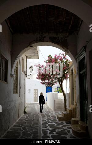 Grecia CICLADI, isola di Paros, Donna che cammina in una strada stretta nella città vecchia di ParikiaEmirats Arabes Unis Foto Stock