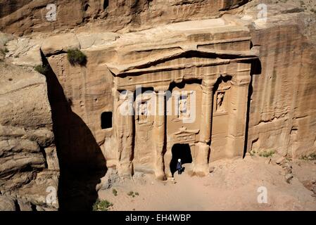 Giordania, Nabataean sito archeologico di Petra, elencato come patrimonio mondiale dall'UNESCO, la facciata del soldato romano della tomba scavata una roccia arenaria faccia Foto Stock