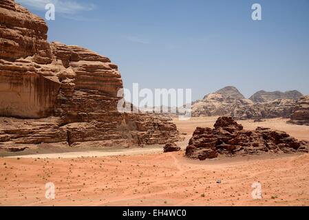 Giordania, Wadi Rum desert, area protetta elencati come patrimonio mondiale dall' UNESCO, il deserto di sabbia e rocce, vista da Lawrence's house (Al-Qsair) Foto Stock