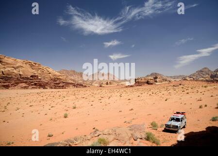 Giordania, Wadi Rum desert, area protetta iscritta sulla lista del Patrimonio Mondiale dell'UNESCO, deserto di sabbia e rocce, vista da Lawrence's house (Al-Qsair) Foto Stock