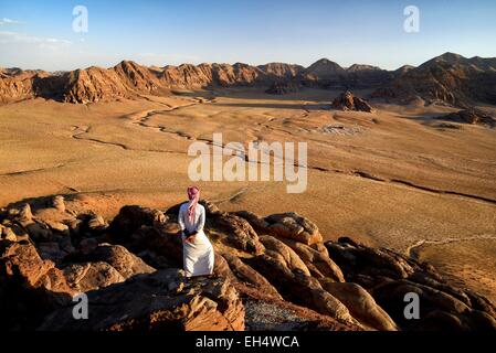 Giordania, Wadi Rum Desert, il confine con l'Arabia Saudita, Beduino e vista dal monte Gebel Khasch Foto Stock