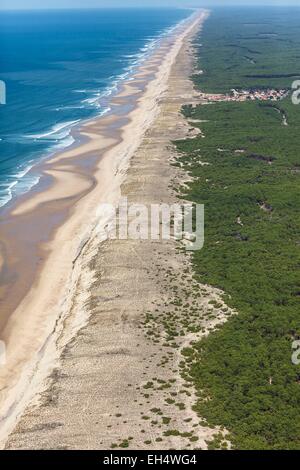 Francia, Gironde, Lacanau, la spiaggia e le dune e la foresta di pini (vista aerea) Foto Stock