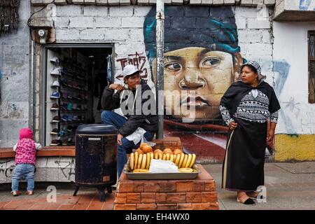 Ecuador, Imbabura, Otavalo, scene di strada sul giorno di mercato di Otavalo Foto Stock