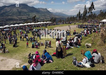 Ecuador, Imbabura, San Pablo comunità rurali, Intyrami giorno, panoramica degli spettatori e attori di una tradizionale festa all'aria aperta Foto Stock