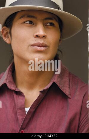 Ecuador, Imbabura, Cotacaxi, Intyrami giorno, ritratto di una giovane uomo ecuadoriana indossando un cappello di Panama Foto Stock