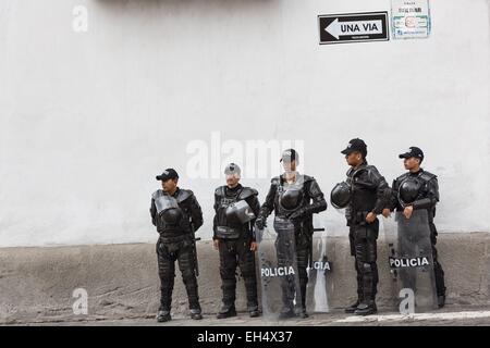 Ecuador, Imbabura, Cotacaxi, Intyrami giorno, cordone di polizia durante le feste Foto Stock